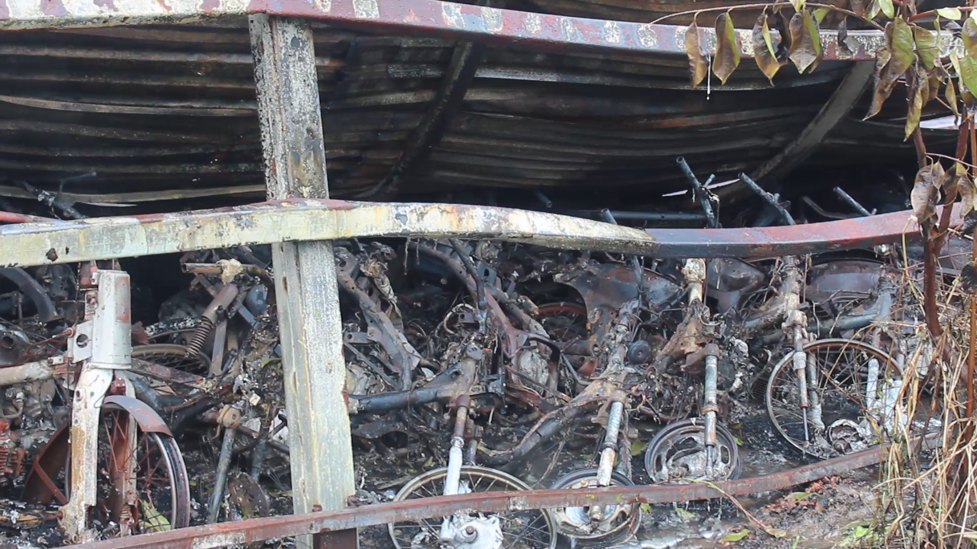 Hon 200 xe may bi thieu rui trong 30 phut hinh anh