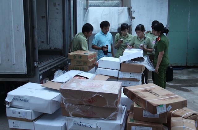 Phat hien gan 4 tan thuc pham, noi tang khong ro nguon goc hinh anh