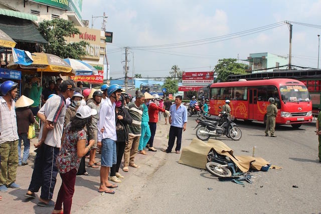 Xe tai cho bia tong hai cha con chay xe may o Tien Giang hinh anh