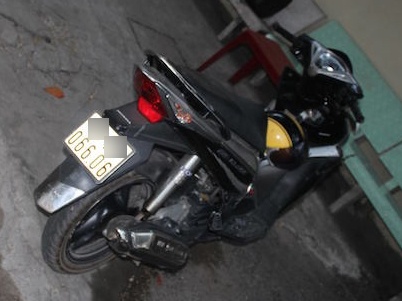 9X 'nhay xe' Air Blade quen rut chia khoa hinh anh
