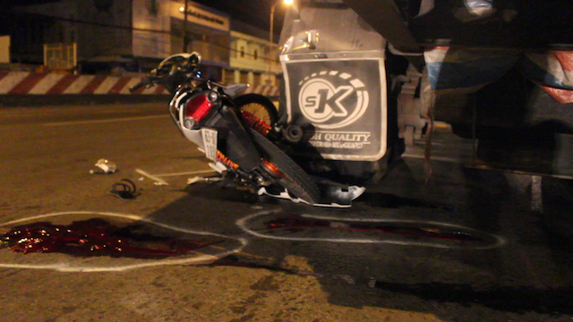 Thanh nien 18 tuoi lai xe dam thang vao duoi oto, tu vong hinh anh