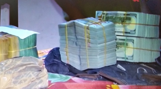 Cong an Hau Giang tra lai so ngoai te tri gia hon 9,5 ty hinh anh