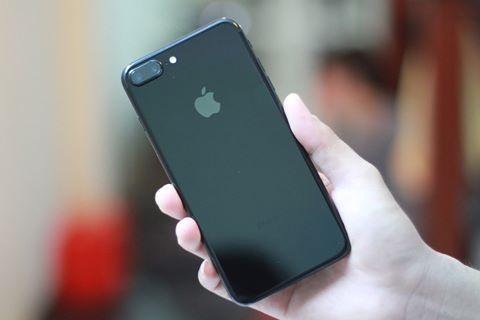Nhom thanh nien chan xe may, cuop iPhone 7 giua duong hinh anh