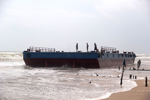 Tim thay 3 thuyen vien mat tich cung sa lan tren song Hau hinh anh