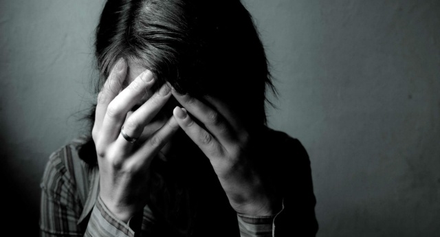 Hai thanh nien bi dieu tra vi dua thieu nu vao nha tro hinh anh