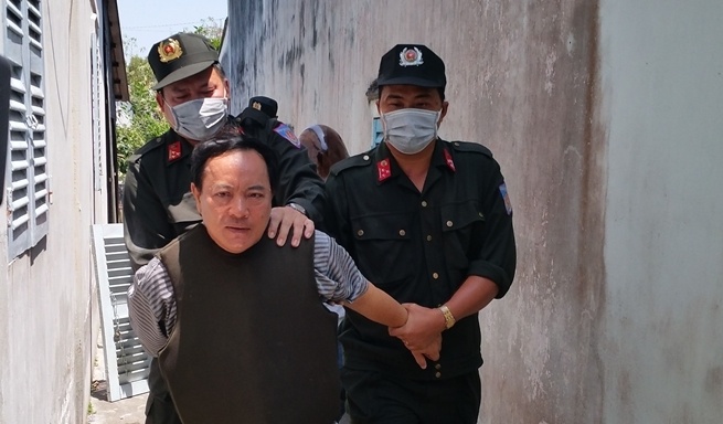 Truong phong Tu phap huyen bi cap duoi dam thung ruot hinh anh