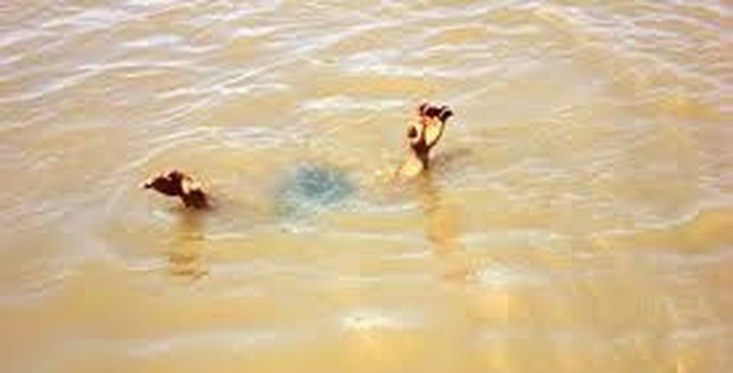 Truong to chuc di bien choi, mot hoc sinh lop 5 chet duoi hinh anh