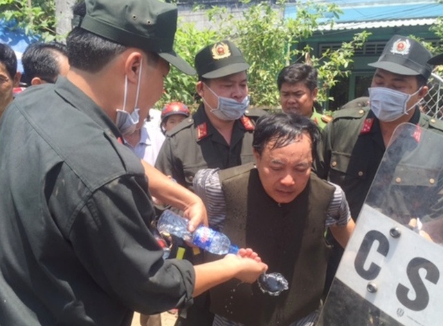 Đâm trưởng phòng tư pháp  ảnh 1 Dam truong phong tu phap anh 1