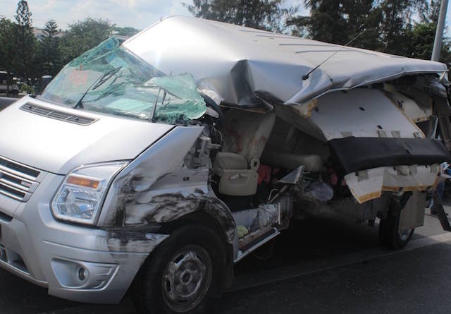 Xe khách đi ăn cưới gặp nạn ảnh 2 Xe khach di an cuoi gap nan anh 2