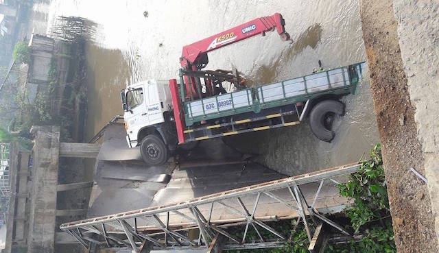 Cau sap, xe tai rot xuong kenh hinh anh