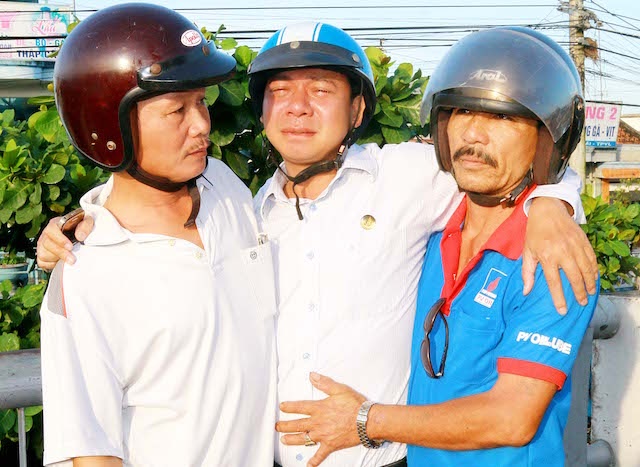 Cha khoc nghen ngao khi con trai 9 tuoi bi xe can tu vong hinh anh