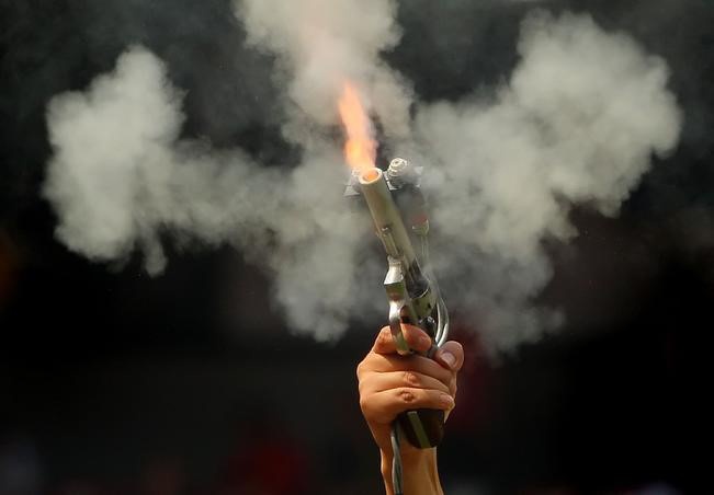 Canh sat no sung khong che nhom dinh dua xe o mien Tay hinh anh