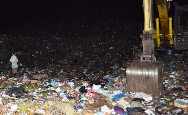 Cang chan nguoi hoai tu o bai rac la benh pham cua benh vien hinh anh