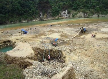 Sup ho nuoc bom cat cong trinh, 2 hoc sinh thiet mang hinh anh