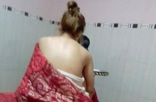 Hai nu tiep vien mua thoat y trong quan karaoke o mien Tay hinh anh