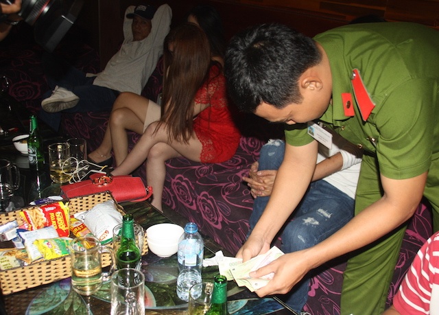 Hon tram trinh sat theo doi nhom giang ho xuong mien Tay du tiec hinh anh