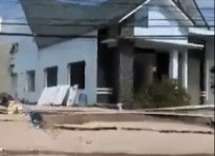 Canh can nha bi sup xuong song o mien Tay hinh anh