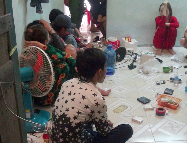 Bat qua tang 2 co gai 'dap da' cung 5 nam thanh nien hinh anh