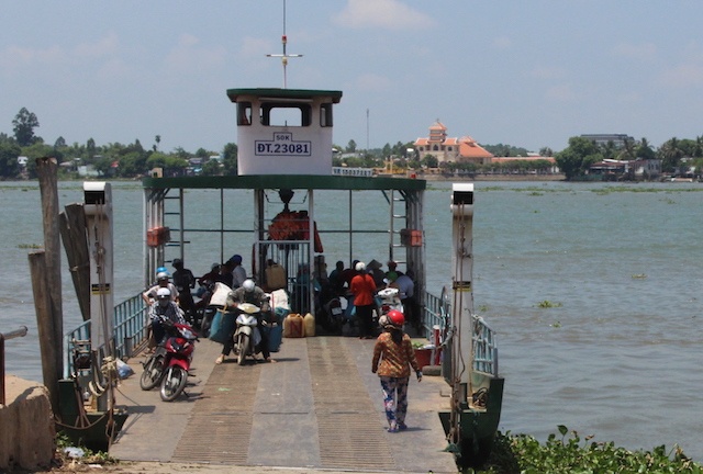 Me om con trai bai nao nhay tu tren do xuong song tu van hinh anh