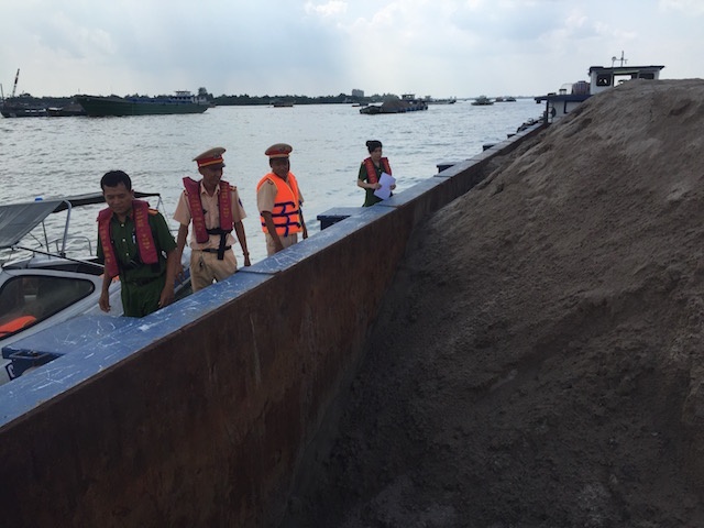 Bat 15 sa lan cho hon 4.000 m3 cat tren song Hau hinh anh