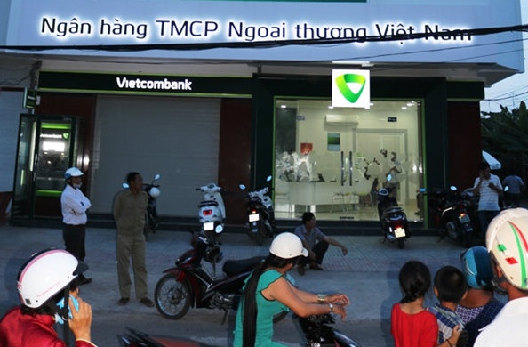 Canh sat dieu tra ke bit mat cuop tien ty o ngan hang hinh anh