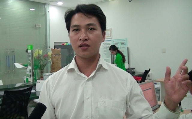 Nhan vien ngan hang ke giay phut doi mat voi hong sung ke cuop hinh anh