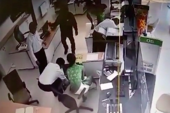 Vu cuop nha bang o Tra Vinh: Ke bit mat lay 1,6 ty va gan 36.000 USD hinh anh