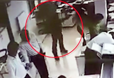 Clip canh ke cuop tan cong ngan hang o Tra Vinh hinh anh