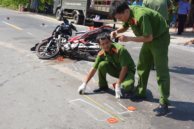 Hai xe may tong nhau, 4 nguoi chet hinh anh