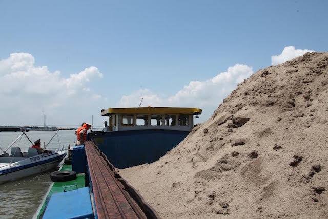 Giu 9 sa lan cho hang nghin met khoi cat lau tren song Hau hinh anh