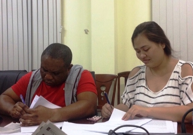 Nhom lua phu nu 'me trai Tay' bi de nghi truy to hinh anh