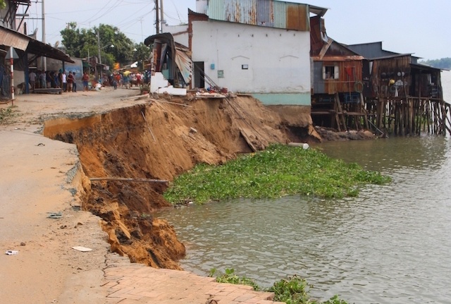 16 can nha sup xuong song Hau gay thiet hai 90 ty dong hinh anh