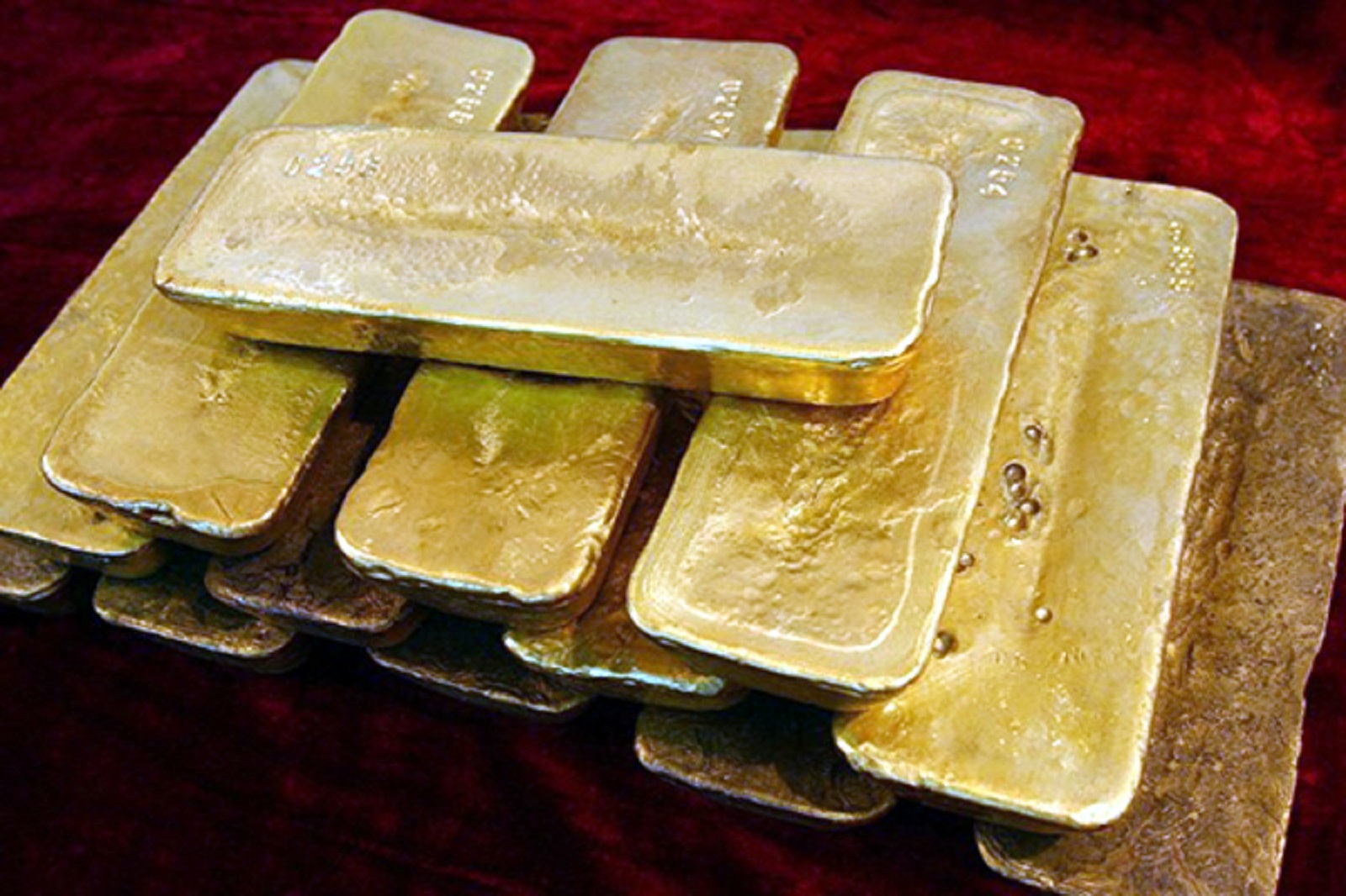 Nhan vien nau vang trom hon 14 kg vang nguyen lieu hinh anh