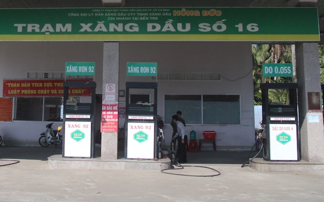 Tuoc giay phep, xu phat tram xang gian lan khach hang hinh anh