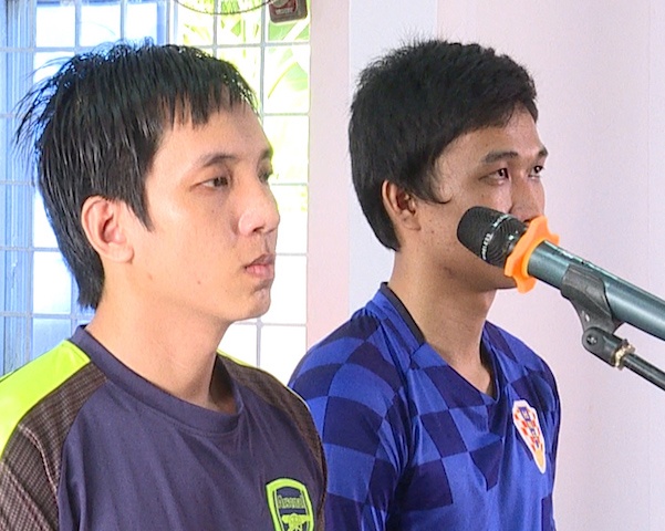 Ke xit hoi cay vao mat canh sat linh 14 thang tu hinh anh