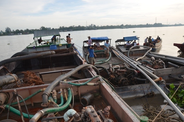 Buoc tau khai thac cat trai phep bom cat tra lai long song Tien hinh anh