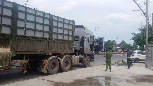 Tai xe trinh bao bi khong che bang sung, cuop 27 tan ba dau hinh anh