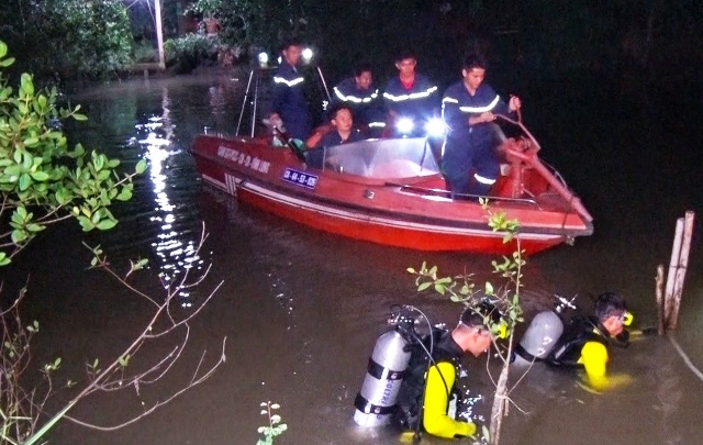 Gia dinh so y, be gai 18 thang tuoi roi xuong song mat tich hinh anh