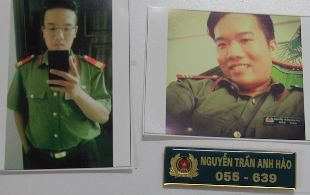 Nam thanh nien mua trang phuc canh sat, roi di lua dao hinh anh