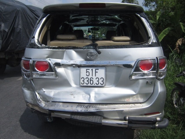 Xe 7 cho di dam cuoi bi oto khach tong dap duoi, 10 nguoi thoat chet hinh anh