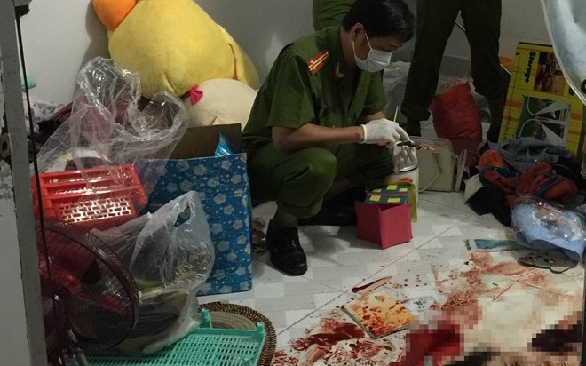 Truy lung ke chem thanh nien ngoi uong nuoc truoc cua nha tro hinh anh