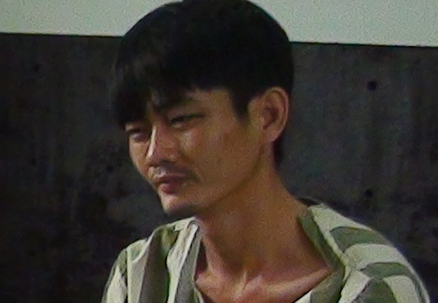 Thanh nien ngao da nem bom xang dot nha hang xom, dam canh sat hinh anh