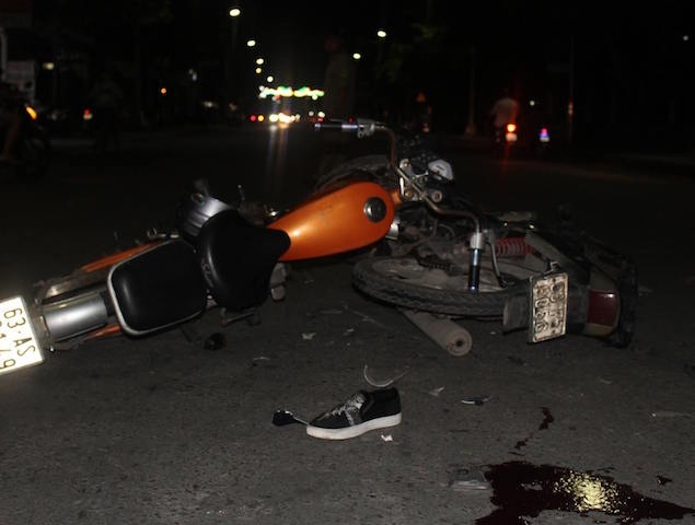 Hai xe may tong nhau, 3 nguoi thuong vong hinh anh