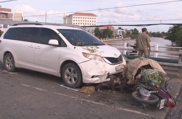 Oto lan trai tong lien tiep 3 xe may, mot nguoi thiet mang hinh anh