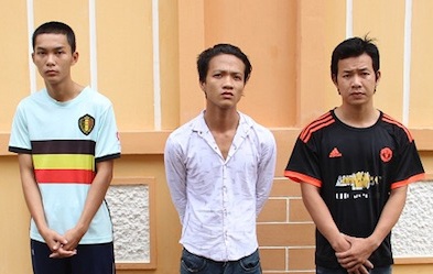 Bat nhom thanh nien chich dien, cuop iPhone 7 hinh anh