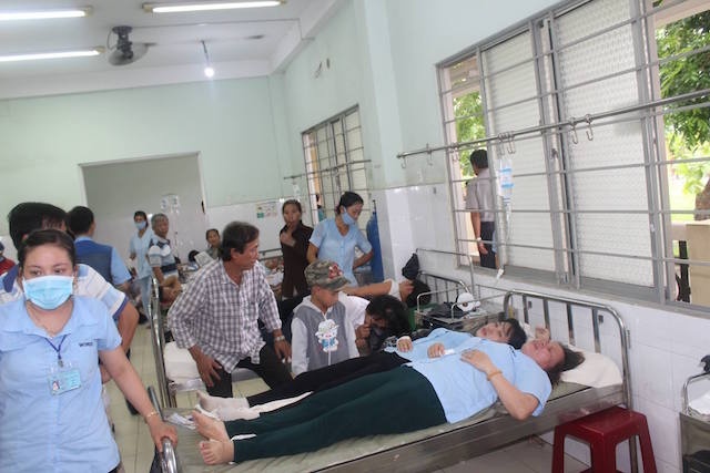 Hon 100 cong nhan ngo doc phai nhap vien sau bua com hinh anh