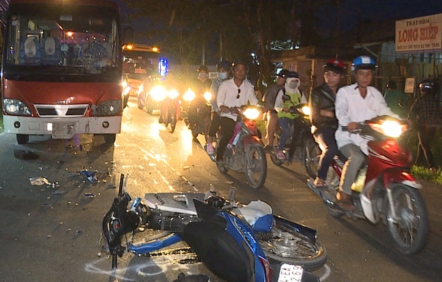 Hai thanh nien 17 tuoi lai xe may doi dau oto khach truoc cua trai hom hinh anh