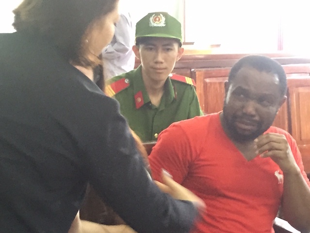 Nguoi ngoai quoc lua tien ca chuc phu nu khoc nuc no tai toa hinh anh