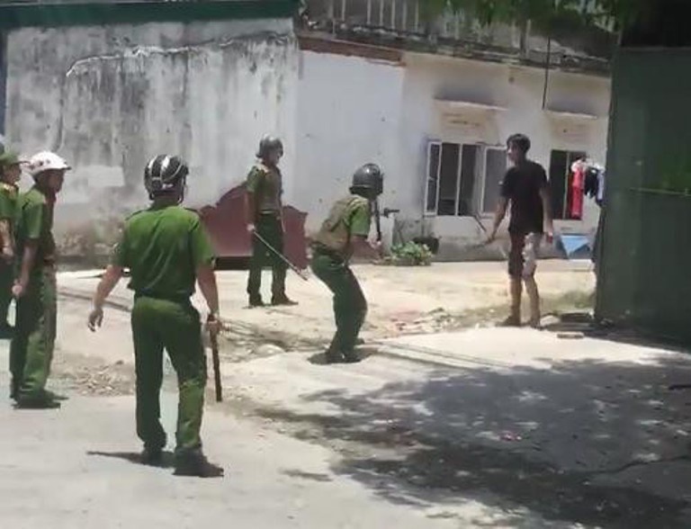 Thanh nien ngao da xong vao bep dam nguoi phu nu trong thuong hinh anh