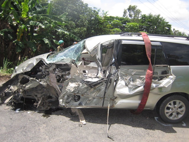 Tai nan lien hoan, oto 7 cho bi xe tai tong bep dum hinh anh